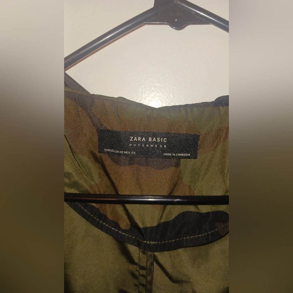 Zara’s Basic Light Weight Rain Jacket Camouflage - image 3